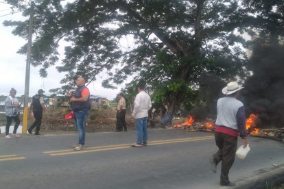 Los manifestantes quemaron llantas y maderas.