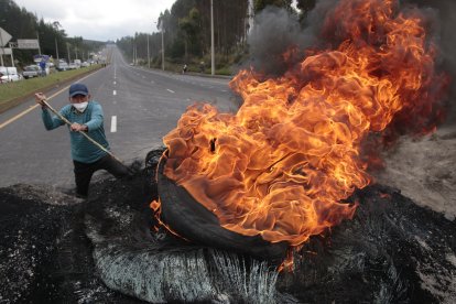 En Cotopaxi  cerraron la vía con llantas encendidas.
