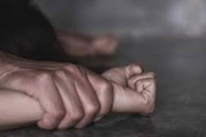 La víctima tiene hematomas y cortes en el cuerpo.