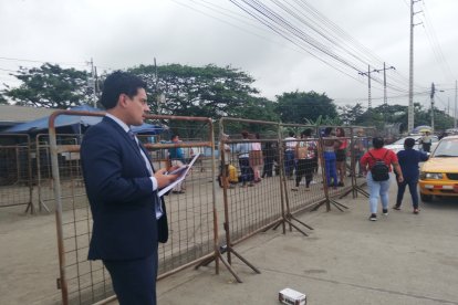 Alfredo Arboleda, abogado del deportista, estuvo presente fuera del centro de privación de libertad donde permanece recluido el deportista.