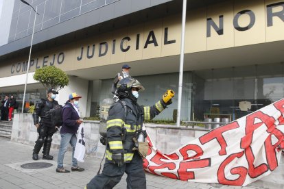 Personal de emergencia acudió a la Unidad Judicial para descartar la amenaza de bomba.