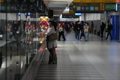 En la Terminal Terrestre de Guayaquil, viajeros no pudieron salir hacia sus destinos debido al cierre de vías por el paro nacional.