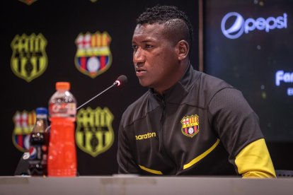 Jhon Jairo Cifuente fue presentado oficialmente como nuevo jugador de Barcelona.