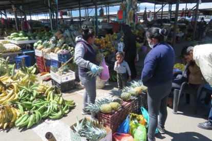 En mercados tienen productos de la Costa, porque unos transportistas hicieron largo viaje.