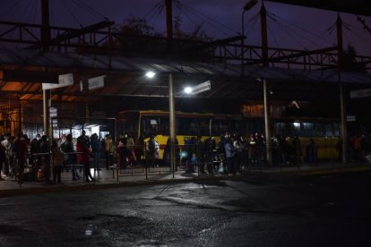 Varios andenes no tienen luz. En otros, los focos son inestables.