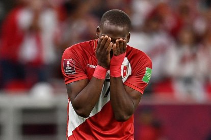 El lateral derecho Luis Advíncula quedó muy afectado tras la eliminación de Perú. Hasta afirmó que dejaría a la blanquirroja.