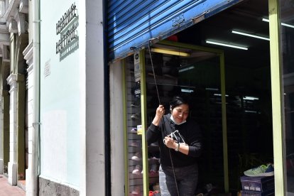 Los dueños de locales están listos para cerrar sus negocios en cuanto les avisen que los protestantes están por llegar.