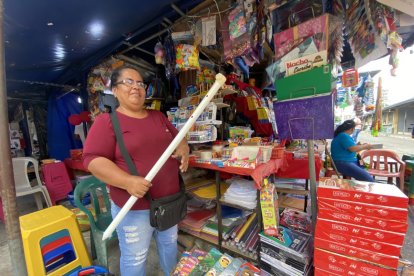 Doña Rosario carga en su mano el tubo de carpa con el que se defiende.