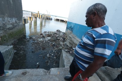 Segundo Mercado observa los desechos que sacaron de la tubería.