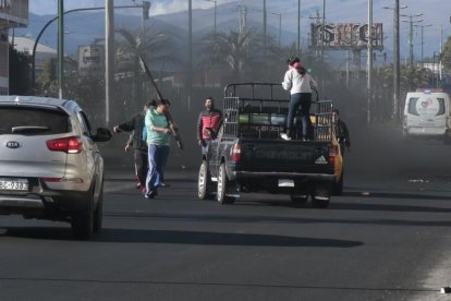 Golpean con palos a los carros que no se quieren sumar a las protestas.
