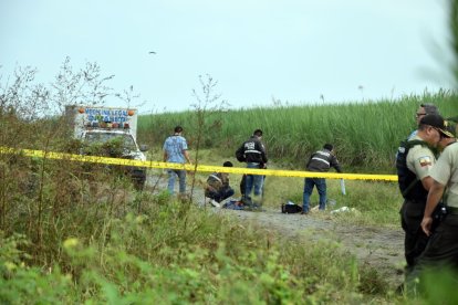 Luego de dos horas de trabajo en la escena del crimen, el cuerpo de la víctima fue levantado y llevado a la morgue del cantón Milagro.