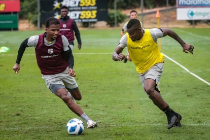 Los jugadores ecuatoriano Darío Aimar y Cristian Penilla no continuarán en Barcelona.