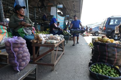 Los andenes que ofrecen productos andinos están a la mitad: vendiendo lo poco que les queda.