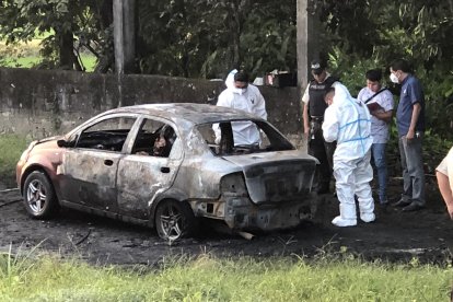 El carro fue incinerado con el cadáver en el asiento del conductor.