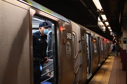 Muere hombre al quedar su pantalón agarrado en puerta de metro de Nueva York