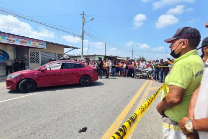 La Policía trataba de identificar al hombre y la mujer que andaban en este vehículo.