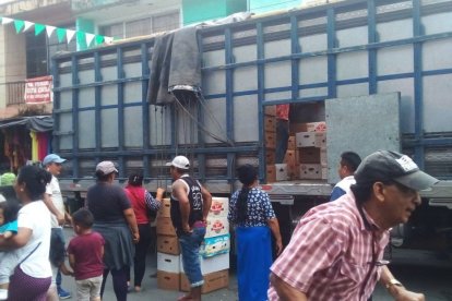 Según los comerciantes, con la llegada de estos productos Quinindé estará abastecido por tres días, aproximadamente.