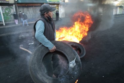 Algunos manifestantes querían pinchar los neumáticos de las furgonetas que trasladaban a los 'vecis' que se dirigían a sus destinos.