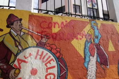 Un mural que representaba a los pueblos del Ecuador fue vandalizado.