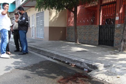 El cadáver quedó tendido sobre la calzada.