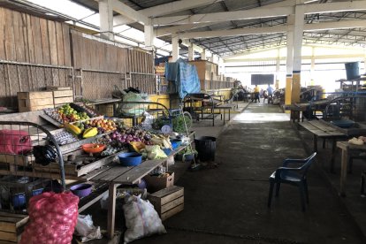 Los comerciantes abandonaron sus puestos porque no tienen qué vender.