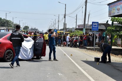Los hermanos Kutaitong Mendoza se movilizaban en el auto color concho de vino, pero les cerraron el paso.