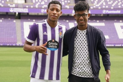 Gonzalo Plata junto a su hermano Bryan Jiménez, cuando llegó al Real Valladolid de España.