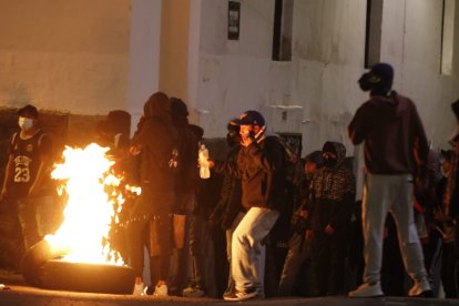 En el quinto día de manifestaciones un grupo de jóvenes violentos se enfrentaron a miembros de la Policía Nacional.