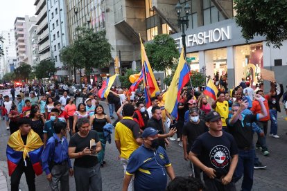 El grupo ciudadano caminó por la avenida 9 de Octubre, desde el parque Centenario hasta la avenida Malecón Simón Bolívar.