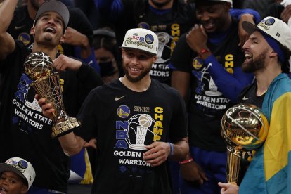 Stephen Curry fue declarado como el jugador más valioso de las finales de la NBA. Con sus triples guió a los Warriors al título.