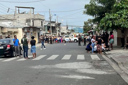 Familiares de Alan Ante se acercaron hasta el sitio donde yacía su cuerpo. Lloraban desconsolados.