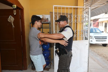 Al llegar a casa, sus hijos lo reciben con emoción y cariño. Si le toca trabajar en esta fecha, en la tarde o en la noche le espera buena 'jama'.