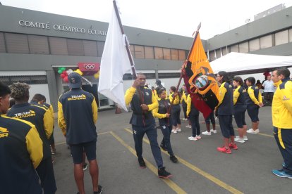 El boxeador Gerlon Congo y la experimentada pesista Alexandra Escobar fueron los encargados de cobijar con la bandera al Team Ecuador.