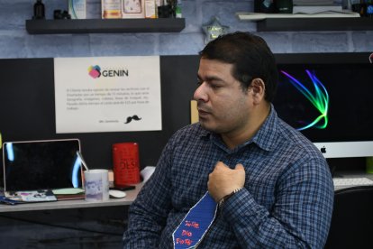 Llorando, Tomás Obando sostiene el último regalo que su hijo le dio por el Día del Padre. Una corbata de fomi con la leyenda Súper Papá.