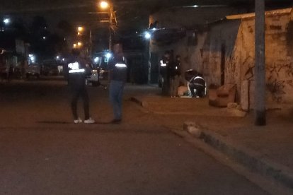 El cadáver de Miguel Ángel Mosquera quedó sobre la calzada, su tío murió en un hospital.