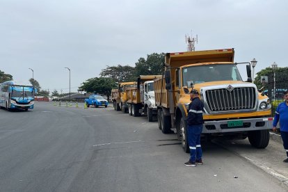 Hay 29 volquetas con material pétreo, al pie de los viaductos, así como 262 agentes.