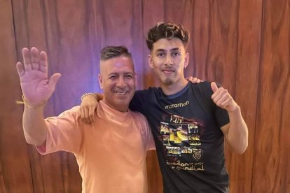 Leonel Sarmiento junto a Jeremy, el 29 de marzo, luego del último partido de eliminatorias de la Tri. Desde ‘peladito’ su padre ha sido su ejemplo.
