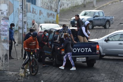 Los manifestantes pinchaban las llantas de las personas que llevaban gente a sus destinos.