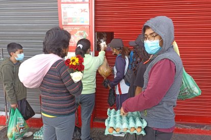 Los tenderos están vendiendo por las ventanas en Ambato.