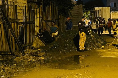 Un adolescente fue alcanzado por las balas y quedó sobre un montículo de piedras.