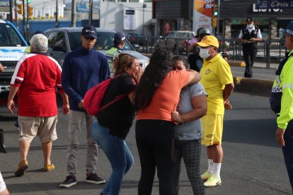 Familiares se daban consuelo para sobrellevar la pena. Estaban destrozados.