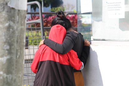 La hermana y la hija de Marianela Candela Erazo llegaron a la morgue para retirar su cuerpo.