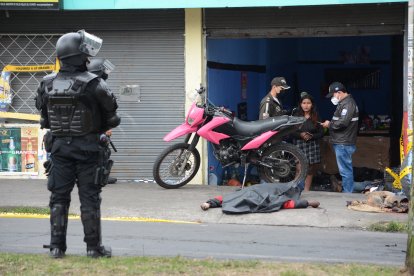 A don José debieron ayudarlo a salir del negocio. El crimen lo dejó devastado. Casi no podía caminar.