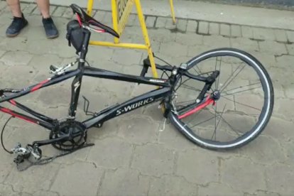Visiblemente averiada quedó la bicicleta en la que se movilizaba el ciudadano. El accidente ocurrió a las 07:03.