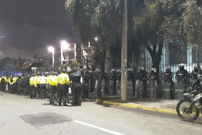 Custodia policial en la Casa de la Cultura.