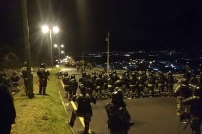 Desde la tarde este domingo la carretera está cerrada. habitantes de este sector quemaron llantas y bloquear la vía con montañas de tierra.
