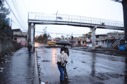 En las calles se observan rastros de escombros de las manifestaciones de los pasados días.