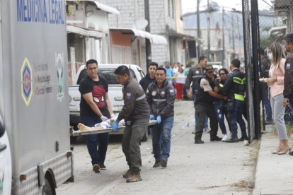 Personal de Criminalística realizó el levantamiento del cadáver.