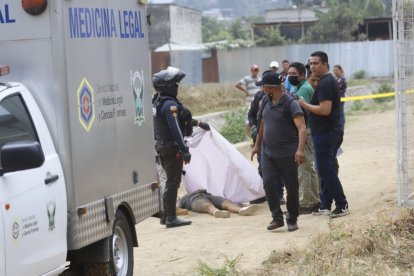 Un agente metropolitano fue baleado a pocos metros de su casa en mucho lote 1, por unos sujetos que lo esperaban en un carro. En el sitio se encontraron 9 indicios de bala.