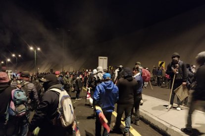 Manifestantes y militares se enfrentaron ayer en Guayllabamba.
